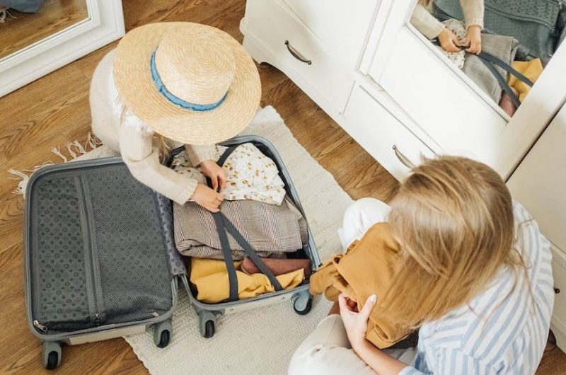deux femmes préparant leur valise pour partir en voyage